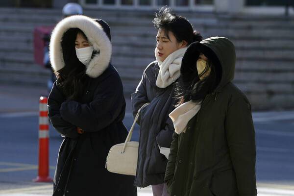 추운 날씨에 걷고 있는 사람들. 경기일보 DB
