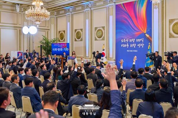 ▲지난해 이재명 대통령 취임 100일 기자회견에서 질문을 위해 손을 드는 기자들 모습. 사진=대통령실