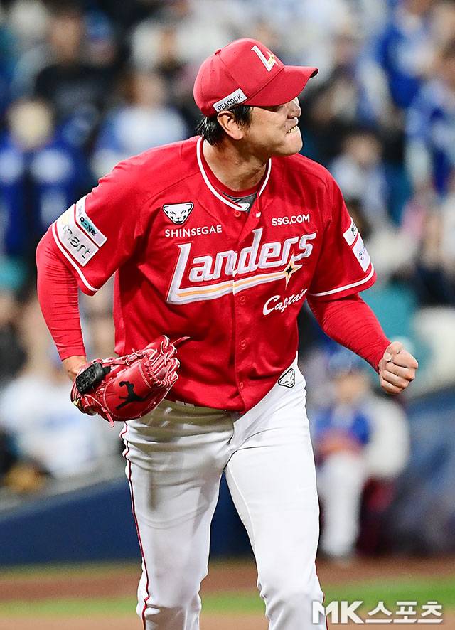 2025년 10월 14일 오후 대구삼성라이온즈파크에서 ‘2025 신한 SOL Bank KBO 포스트시즌’ SSG 랜더스와 삼성 라이온즈의 준플레이오프(5전 3선승제) 4차전이 열렸다. SSG 선발 김광현이 2회말 2사서 삼성 김헌곤을 삼진처리한 후 주먹을 불끈 쥐면서 마운드를 내려오고 있다. 사진=김영구 기자