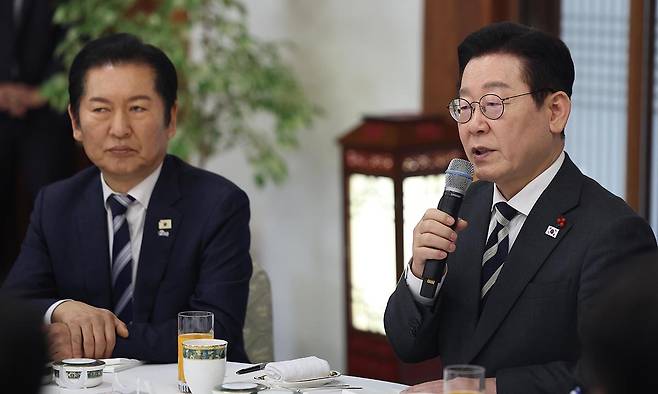 정청래 더불어민주당 대표가 지난 16일 청와대 상춘재에서 열린 정당 지도부 초청 오찬에서 이재명 대통령의 발언을 듣고 있다. 뉴시스