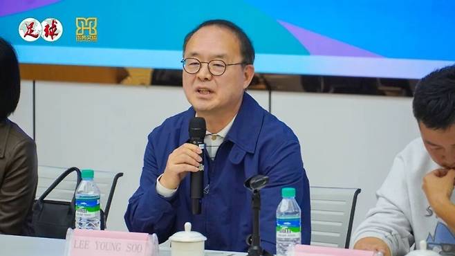 ▲ 대한축구협회 이용수 부회장이 한중 축구 교류에 대한 견해를 밝혔다. 중국 언론은 청소년 축구 교류를 시작으로 전 연령대로 번져나갈 새로운 시작이라고 해석했다. ⓒ 시나스포츠