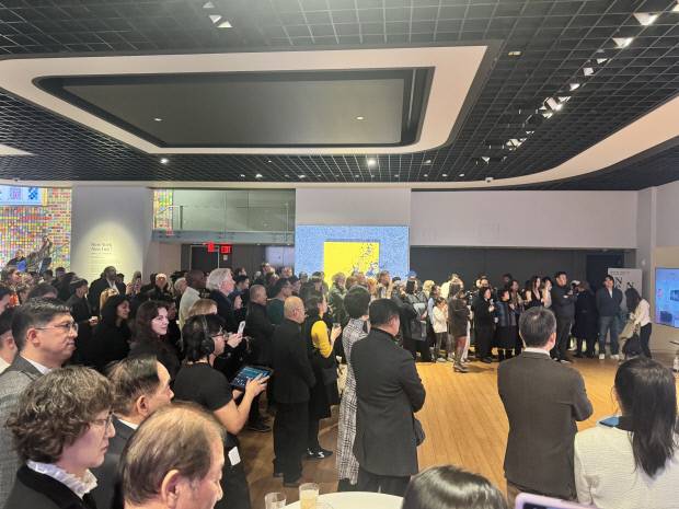 전남문화재단은 오는 30일까지 미 뉴욕한국문화원에서 수묵의 현재와 미래를 조망하는 ‘New York, New Ink’전을 펼친다. 지난 9일 개막식에서 전시장을 가득 메운 관람객들. <전남문화재단 제공>