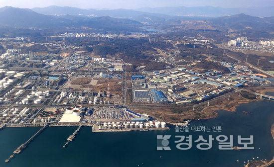 ▲ 울산 제조 현장을 기반으로 한 AI 적용, 대규모 에너지 인프라, 항만과 산업단지가 결합된 입지 여건은 다른 도시가 쉽게 흉내낼 수 없는 자산이다. 사진은 울산 온산국가산업단지. 경상일보 자료사진