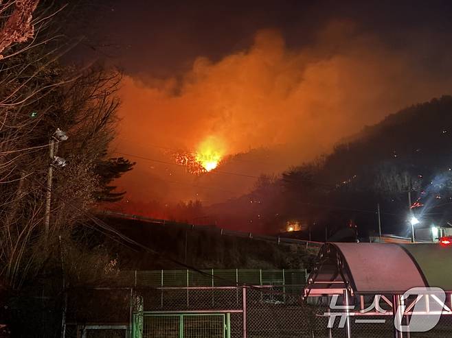 21일 오후 3시 2분쯤 광양 옥곡면 백운산 자락서 난 산불이 야간까지 이어지면서 소방당국이 대응 2단계를 발령하고 진화에 총력을 다하고 있다. 2026.1.21/뉴스1 ⓒ News1 김성준 기자