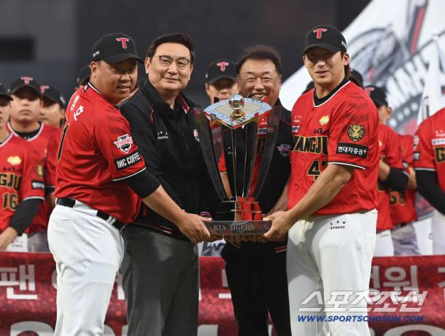 25일 광주 기아 챔피언스필드에서 열린 롯데-KIA전을 앞두고 KIA의 정규리그 우승 트로피 수여식이 열렸다. 이범호 감독, 심재학 단장, 최준영 대표이사, 나성범(왼쪽부터)이 트로피를 들고 있다. 광주=정재근 기자 cjg@sportschosun.com/2024.9.25/