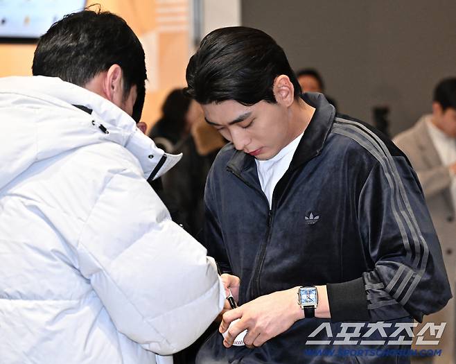 21일 오후 이정후가 인천공항 제2터미널을 통해 출국했다. 출국에 앞서 팬들에게 사인을 해주고 있는 이정후. 인천공항=송정헌 기자songs@sportschosun.com/2026.01.21/