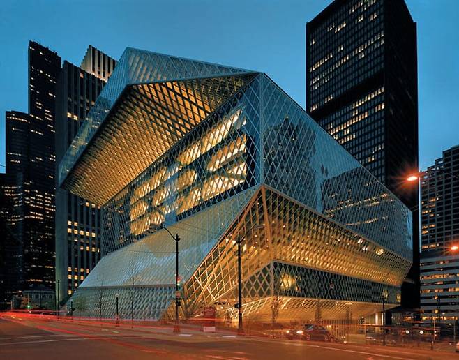 렘 콜하스가 설계한 ‘시애틀 중앙 도서관’. 유리와 철근으로 된 불규칙한 다면체 모양 등으로 유명하다.