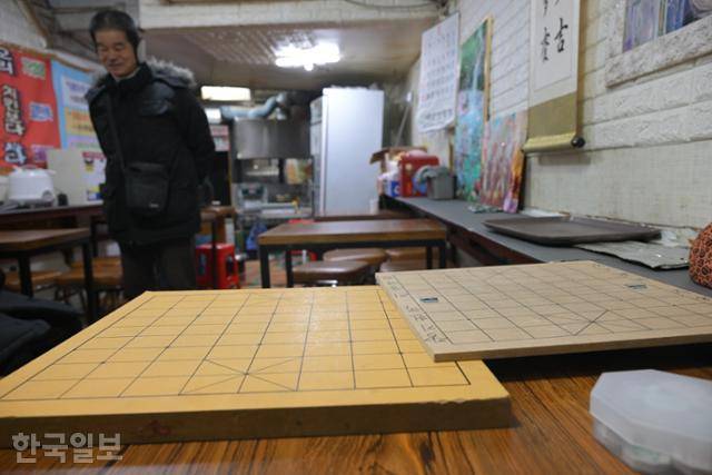 13일 서울 종로구 탑골공원에서 장기와 바둑이 금지되기 전 장기, 바둑판을 내놓던 상인 박손서씨가 보관하던 판을 꺼내보이고 있다. 최주연 기자