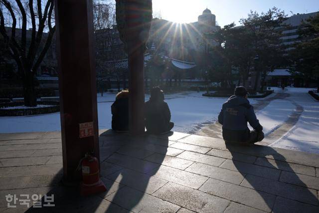 13일 오전 서울 종로구 탑골공원 오전, 무료급식 인파가 빠져나간 뒤 공원 내부 팔각정이 한산하다. 최주연 기자