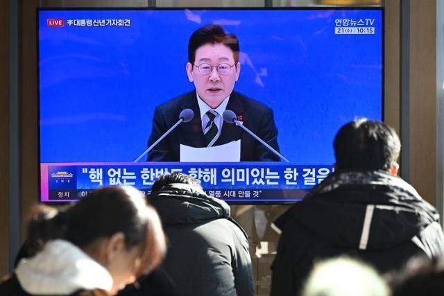이재명 대통령의 신년 기자회견이 열린 21일 서울역을 찾은 시민들이 방송을 시청하고 있다. 박시몬 기자