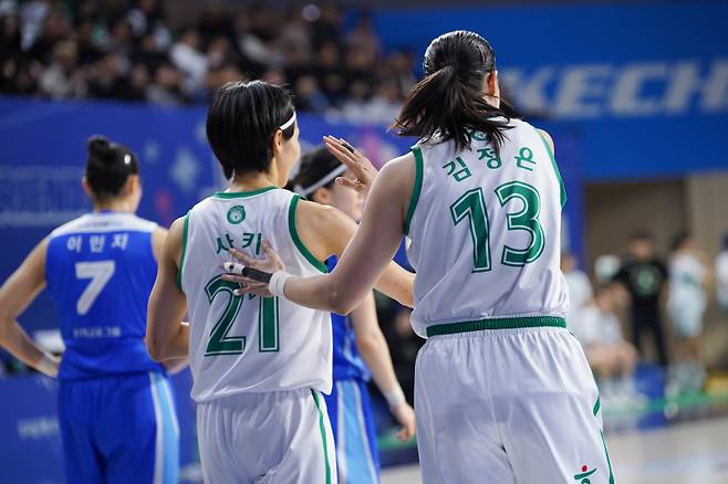 올 시즌 하나은행의 돌풍을 이끄는 아시아쿼터 가드 이이지마(왼쪽). 베테랑 김정은은 간간이 코트를 밟고 팀의 중심을 잡아주고 있다는 평이다. 사진=WKBL