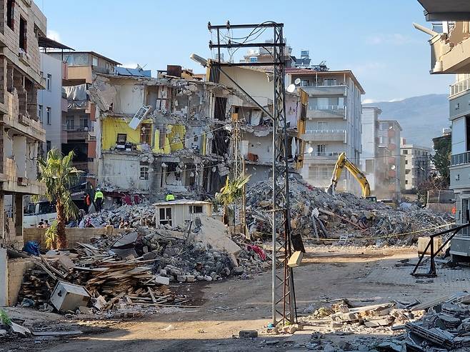 2023년 2월 대지진이 발생한 튀르키예 남부 안타키야에서 정철환 기자가 촬영한 사진. 시내 건물 절반 이상이 새벽 시간에 무너지면서 잠을 자던 수만 명이 매몰돼 숨졌다. /정철환 제공