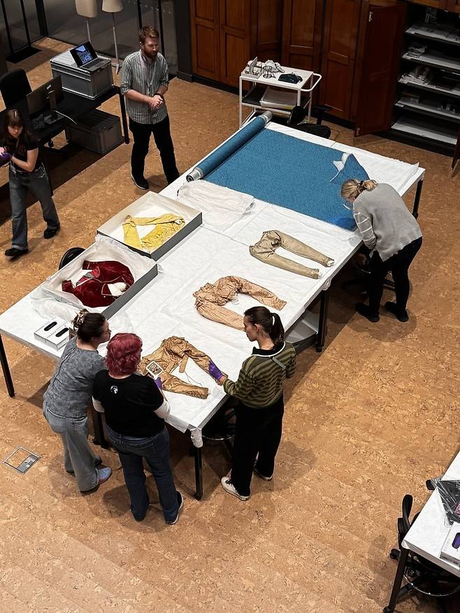 개방형 수장고 박물관인 V&A East Storehouse에서 '오더 언 오브젝트' 신청자들이 소장품을 1:1로 열람하는 모습. ⓒBora Kim