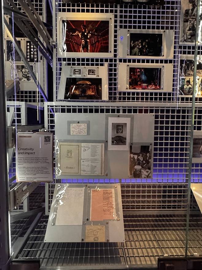 V&A 데이비드 보위 센터 전시장에는 그의 영감이 담긴 스케치와 노트, 팬레터 등이 전시된다. ⓒBora Kim