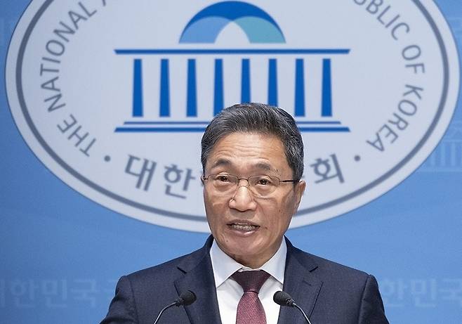 지난 20일 국회 소통관에서 이학재 인천국제공항공사 사장이 기자회견을 하고 있다. 연합뉴스 제공