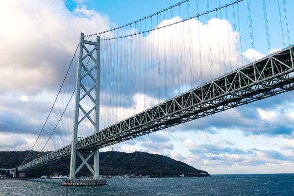 미라클호에서 올려다 본 ‘아카시해협대교’의 전경. 혼슈와 시코쿠를 잇는 이 대교는 세계에서 두번째로 긴 현수교로 총길이만 3991m에 달한다.