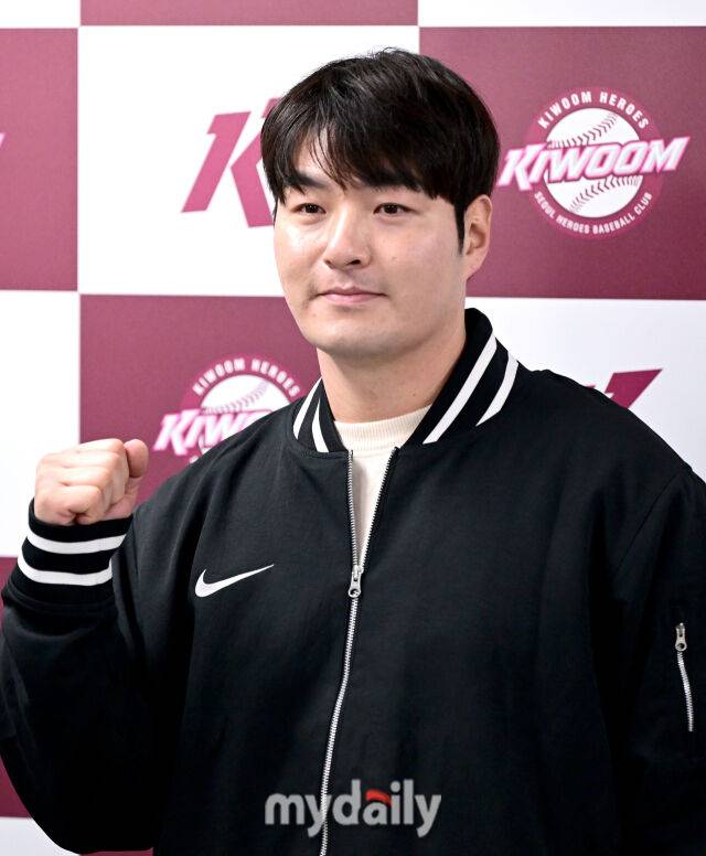 키움 박병호 코치가 지도자로 첫 인사를 하고 있다 / 고척 = 유진형 기자 zolong@mydaily.co.kr