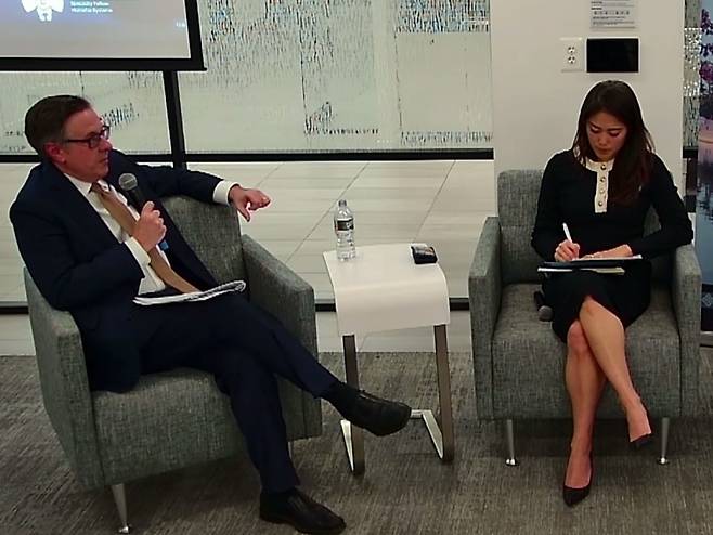 조너던 애덤스 미 국무부 우주담당 부국장 (워싱턴=연합뉴스) 홍정규 특파원 = 조너던 애덤스 미 국무부 우주담당 부국장(왼쪽)이 20일(현지시간) 인도태평양안보연구소(IIPS) 주최로 열린 콘퍼런스에 참석해 발언하고 있다.