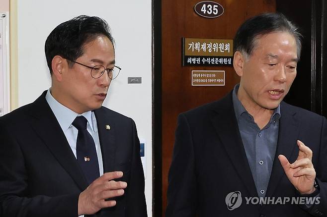 소소위 진행상황 설명하는 기재위 여야 간사 (서울=연합뉴스) 김주성 기자 = 국회 기획재정위원회 더불어민주당 간사인 정태호 의원과 국민의힘 간사인 박수영 의원(왼쪽)이 28일 국회 기획재정위원회 앞에서 배당소득 분리과세 관련 합의 등 '소소위' 진행상황 관련 취재진 질문에 답하고 있다. 2025.11.28 utzza@yna.co.kr