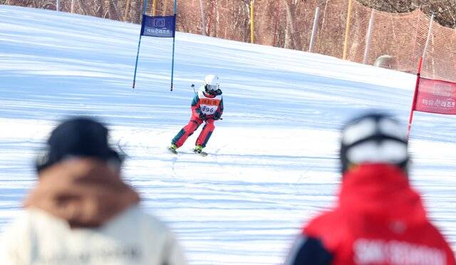 2026 전북일보배 스키·스노보드 대회 1일차인 22일 무주덕유산리조트 스키장 파노라마 슬로프에서 참가 선수가 빠른 속도로 기문을 통과하고 있다. 조현욱 기자