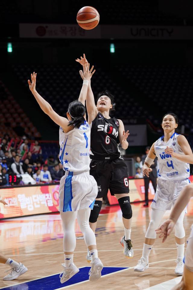 부산 BNK의 이소희(가운데)가 지난 21일 부산사직체육관에서 열린 우리은행과의 경기에서 슛을 날리고 있다. WKBL 제공