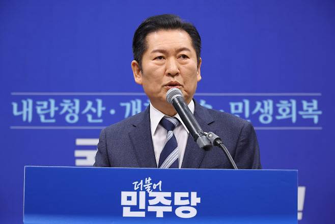 더불어민주당 정청래 대표가 22일 서울 여의도 국회에서 긴급 기자회견을 열고 조국혁신당과의 합당을 제안하고 있다. (사진=연합뉴스)