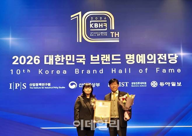 한국폴리텍대학 이철수 이사장(사진 오른쪽)이 ‘2026 대한민국 브랜드 명예의 전당’ 대학(직업교육) 부문 대상을 수상하고 기념촬영을 하고 있다. 사진=폴리텍 제공