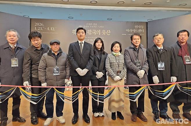 전시 오픈을 앞두고 커팅식을 진행하는 관계자들 (사진=최은상 기자)