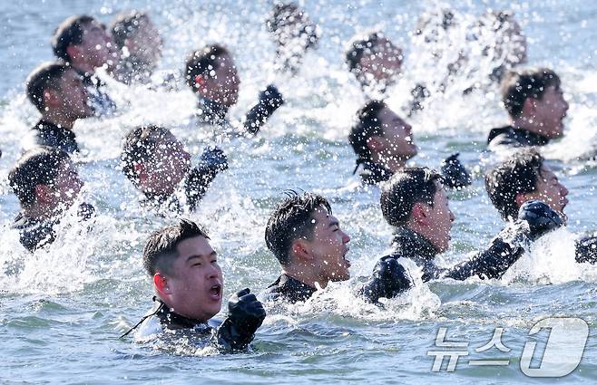 (서울=뉴스1) 임세영 윤일지 기자 = 전국적으로 맹추위가 기승을 부린 22일 경남 창원 진해 군항에서 해군 심해잠수사(SSU)들이 고무보트 패들링을 하며 혹한기 훈련을 하고 있다. (공동취재) 2026.1.22/뉴스1 ⓒ News1 윤일지 기자