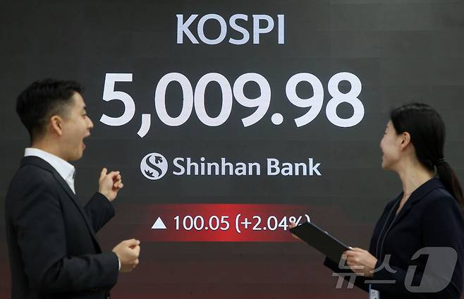 22일 오전 서울 중구 신한은행 본점 로비에 전광판에 코스피지수가 장중 5000을 돌파하고 있다. (신한지주 제공. 재판매 및 DB 금지) 2026.1.22/뉴스1