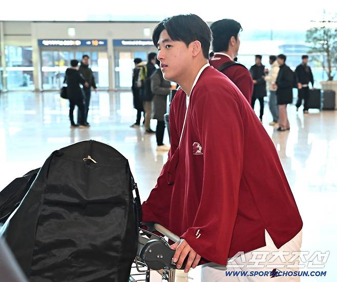 22일 키움 히어로즈 선수단이 인천공항 제2터미널을 통해 전지훈련을 위해 출국했다. 출국을 준비하고 있는 박준현. 인천공항=송정헌 기자songs@sportschosun.com/2026.01.22/