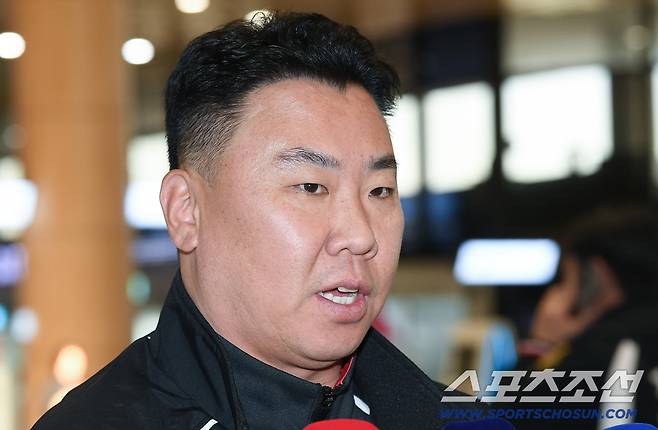 KIA 타이거즈 이범호 감독과 코칭스태프, 외국인 선수들이 22일 오후 김포공항에 도착해 스프링캠프 장소인 일본 아마미오시마로 출국했다. 이범호 감독이 인터뷰에 응하고 있다. 김포공항=정재근 기자 cjg@sportschosun.com/2026.1.22/