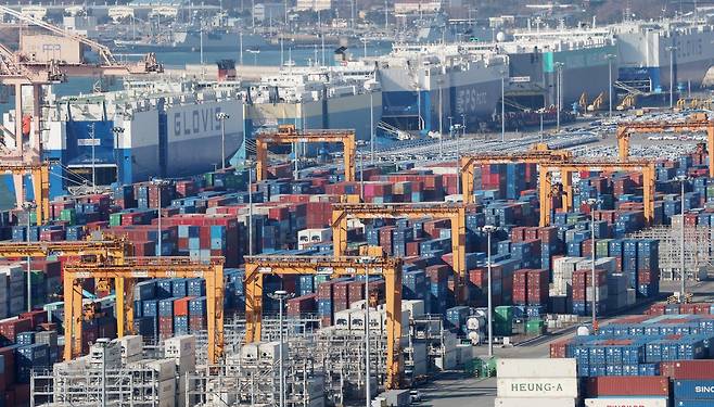 13일 경기 평택시 포승읍 평택항에 수출용 컨테이너가 쌓여있는 모습. 2026.1.13/뉴스1