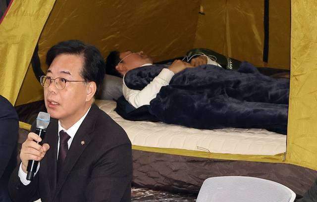 송언석 국민의힘 원내대표가 22일 쌍특검 촉구 단식 8일 차를 맞은 장동혁 당대표의 국회 로텐더홀 단식 농성장 앞에서 최고위원회의를 주재하며 발언하고 있다.<연합뉴스 사진>