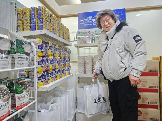 경기 화성시 나래울종합사회복지관 '먹거리 기본보장코너'(그냥드림)에서 한 시민이 식료품이 든 봉투를 들고 있다. 이종구 기자