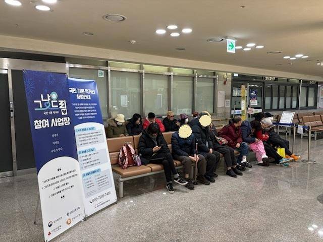 경기 화성 능동 나래울종합사회복지관 ‘먹거리 기본보장코너'(그냥드림) 앞에서 대기자가 매장 문이 열리기를 기다리고 있다. 나래울종합복지관 제공