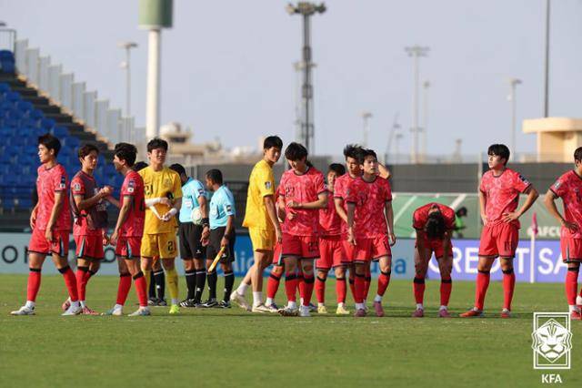한국 U-23 대표팀 선수들이 20일 사우디아라비아 제다의 킹 압둘라 스포츠 시티 홀 스타디움에서 열린 일본과의 2026 아시아축구연맹(AFC) U-23 아시안컵 4강전에서 0-1로 패해 결승 진출이 좌절되자 아쉬워하고 있다. 대한축구협회 제공