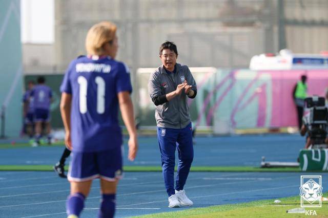 이민성 한국 U-23 대표팀 감독이 20일 사우디아라비아 제다의 킹 압둘라 스포츠 시티 홀 스타디움에서 열린 2026 아시아축구연맹(AFC) U-23 아시안컵 일본과 준결승전에서 작전 지시를 하고 있다. 대한축구협회 제공