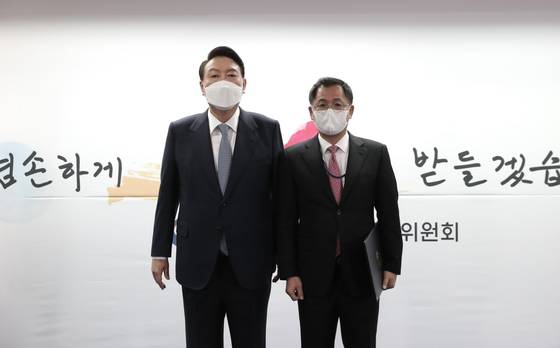 2022년 3월 윤석열 당시 대통령 당선인이 이상휘 당선인 비서실 정무2팀장에게 임명장을 수여한 뒤 기념촬영하고 있다. 인수위사진기자단