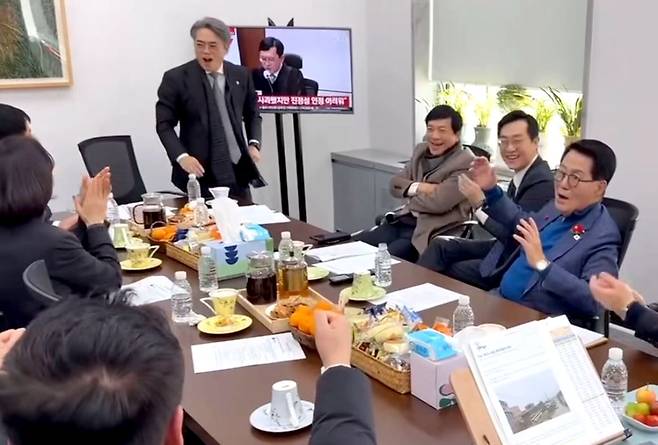 한덕수 전 국무총리에게 징역 23년형이 선고되자 국회에 모여 재판 생중계를 지켜보던 국회 법제사법위원회 소속 의원들이 박수를 치고 있다. 사진 추미애 의원 인스타그램 캡처