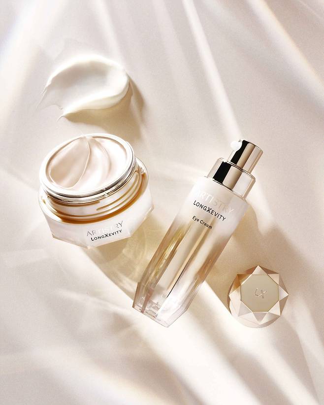 〈사진설명〉 한국암웨이가 새롭게 선보인 ‘아티스트리 롱제비티 리치 크림’(좌)과 ‘아티스트리 롱제비티 아이 크림’ (우)