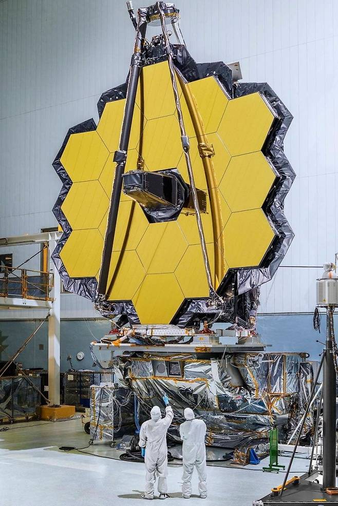 미 항공우주국(NASA), 유럽우주국(ESA), 캐나다우주국(CSA)이 공동 개발한 '제임스웹우주망원경(JWST)'./노스롭그루먼