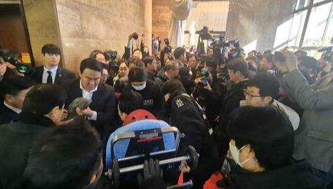 ▲22일 국회 로텐더홀에선 장 대표가앰뷸런스로 이동하는 모습. 장 대표가 단식 텐트에서 나와 구조대원들과 당 지도부에 둘러싸여 휠체어에 앉고 앰뷸런스로 이동하는 동안 해당 장면을 포착하려는 60~70여명의 취재진이 에워쌌다. 사진=김예리 기자
