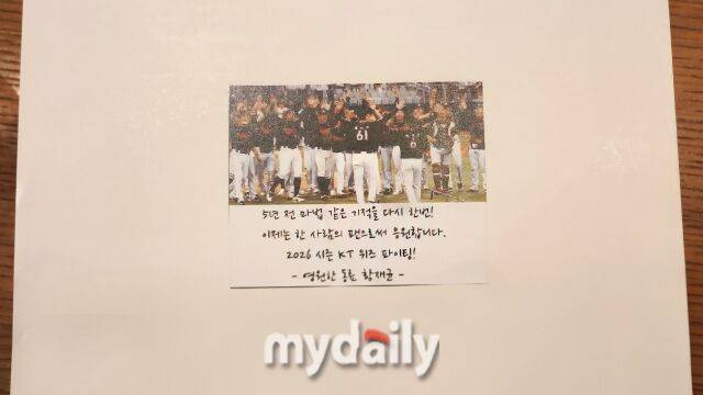 황재균이 KT 위즈 선수단에 선물한 샌드위치./인천공항=김경현 기자