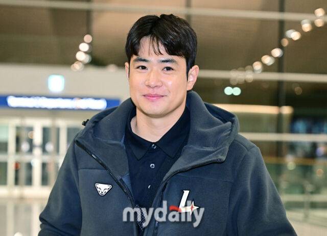 SSG 랜더스 김재환이 19일 인천국제공항을 통해 2026시즌 1차 스프링 캠프 참석 차 미국 플로리다로 출국했다./마이데일리