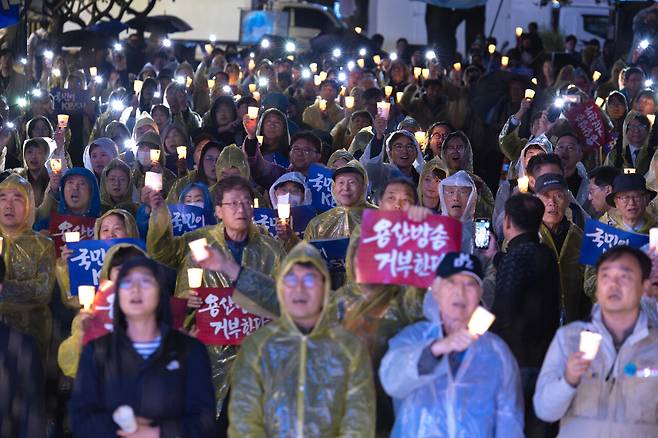 2024년 10월18일 서울 종로구 광화문광장에서 언론장악저지공동행동 주최로 열린 ‘구하자 KBS’ 시민문화제에서 시민들이 촛불과 피켓을 들고 있다. ⓒ시사IN 박미소