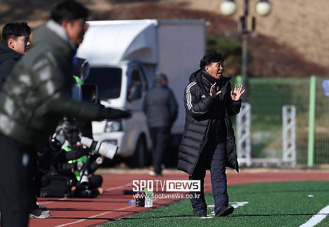 ▲ 중앙대가 1-2학년축구대회 우승을 차지했다. 오해종 감독은 기쁨의 눈물을 쏟았다. ⓒ곽혜미 기자