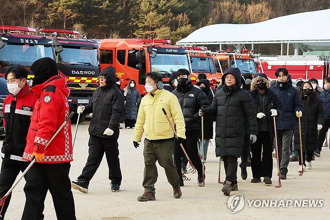 갈퀴 들고 화재 현장으로 (광양=연합뉴스) 조남수 기자 = 22일 오전 전남 광양시 옥곡면 산불 진화 현장본부가 마련된 옥곡중학교에서 광양시 소속 일반공무원진화대가 갈퀴를 들고 현장으로 향하고 있다. 2026.1.22 iso64@yna.co.kr