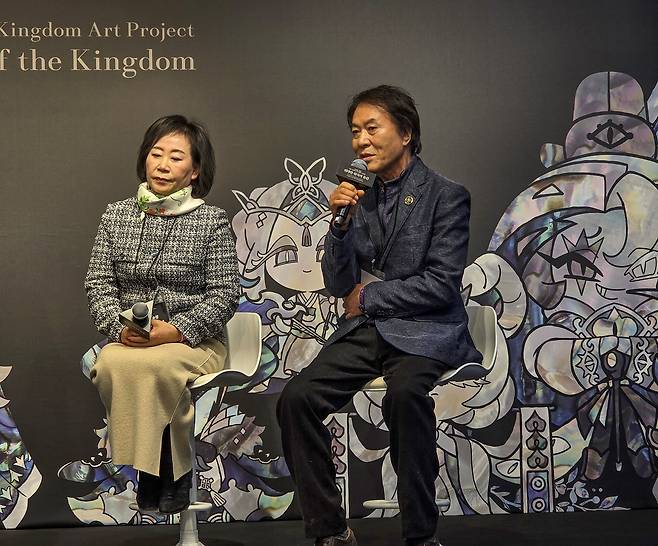 작업 과정 소개하는 나전칠기 명장 1호 손대현 장인 (서울=연합뉴스) 김주환 기자 = 손대현 나전칠기 명장이 22일 서울 인사동 아라아트센터에서 열린 '쿠키런: 킹덤' 아트 컬래버 특별전 '위대한 왕국의 유산' 기자 간담회 자리에서 작업 과정을 소개하고 있다. 왼쪽은 자수장 최정인 장인. 2026.1.22 jujuk@yna.co.kr