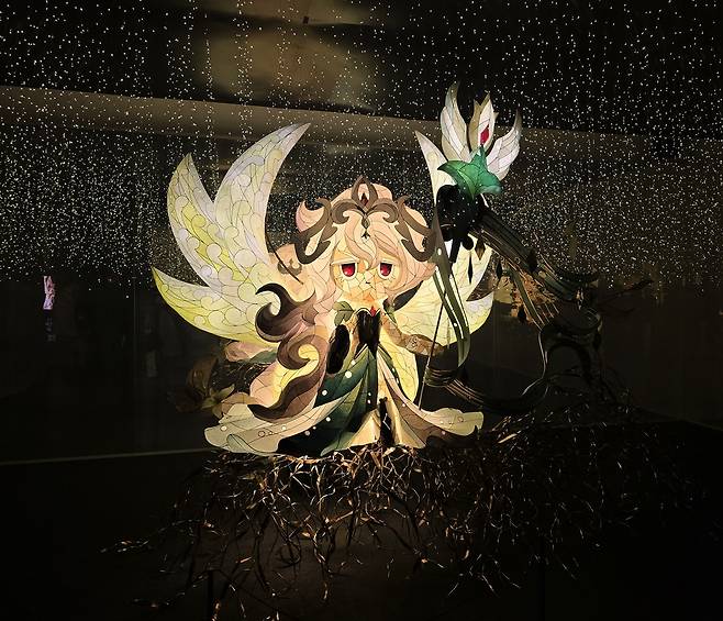 전통 등으로 엮어낸 쿠키런 캐릭터 (서울=연합뉴스) 김주환 기자 = 22일 서울 인사동 아라아트센터에서 열린 '쿠키런: 킹덤' 아트 컬래버 특별전 '위대한 왕국의 유산' 전시 공간에 전영일 전통 등 숙련기술 전승자가 게임 속 '세인트릴리 쿠키'를 테마로 만든 작품이 전시돼있다. 2026.1.22 jujuk@yna.co.kr